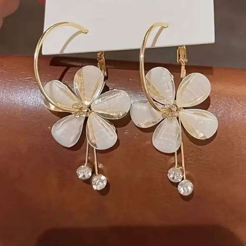 🌺 Betsey Johnson Stunning & Elegant Crystal Floral Gold and Cream Earrings 🌺